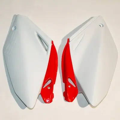 UFO boční tabulky HONDA CRF 250R 04-05 barva OEM (bílá/červená) Bezpečná Platba